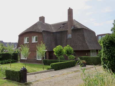 915090 Gezicht op de voor- en zijgevel van de woning Verlengde Utrechtseweg 103, gebouwd in 1946, in de buurt Het Zand ...